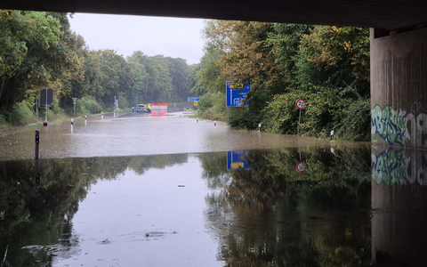 Für Einsatzkräfte bringen die starken Unwetter viel Arbeit mit sich. - Foto: Sascha Thelen/dpa