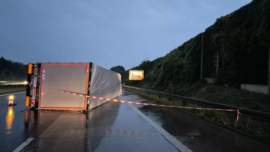 Bei dem Unfall wird Aquaplaning als Ursache angenommen.  - Bild: Sascha Thelen/dpa