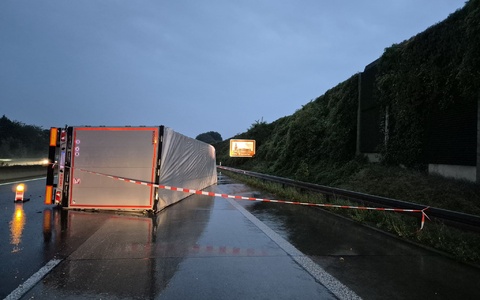 Bei dem Unfall wird Aquaplaning als Ursache angenommen.  - Foto: Sascha Thelen/dpa