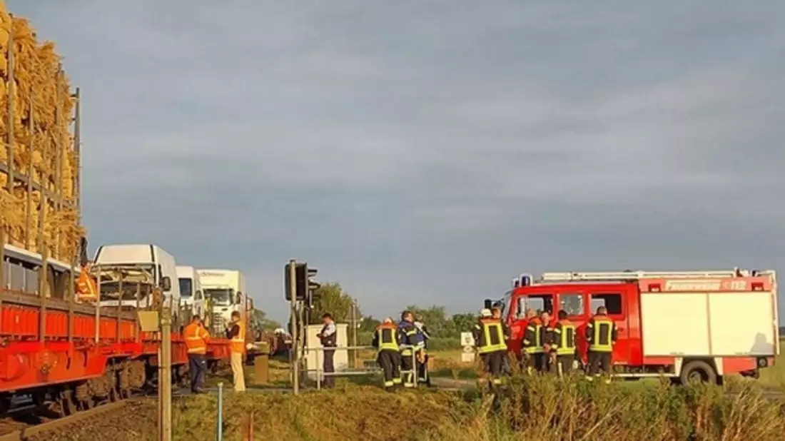 BPOL-FL: Qualmender Kastenwagen auf Autozug sorgt für Feuerwehreinsatz - Bild: presseportal.de