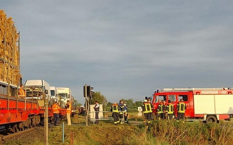 BPOL-FL: Qualmender Kastenwagen auf Autozug sorgt für Feuerwehreinsatz - Foto: presseportal.de