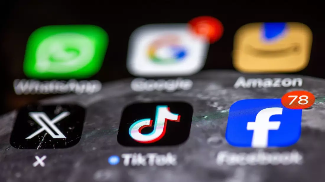 Social Media sind die dominante Freizeitbeschäftigung vieler Kinder und Jugendlicher, doch laut Ifo-Umfrage sind TikTok und Co. einer großen Mehrheit in Deutschland suspekt. (Symbolbild) - Bild: Jens Büttner/dpa