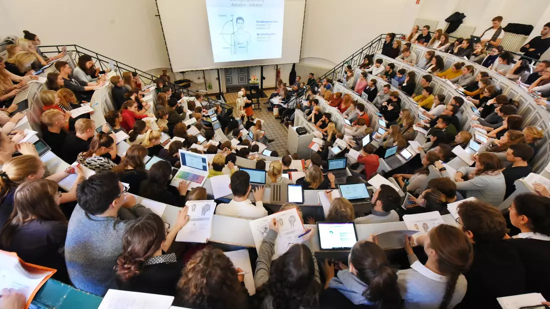 Rund 17 Prozent aller 2,87 Millionen Studierenden in Deutschland kommen laut Statistischem Bundesamt aus dem Ausland. (Archivbild) - Bild: Waltraud Grubitzsch/dpa-Zentralbild/dpa