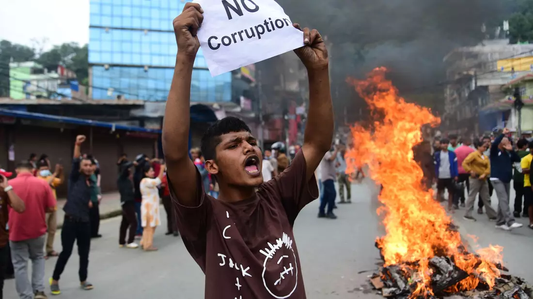 Ein Demonstrant in Nepal hält ein Blatt mit der Forderung nach einem Ende der Korruption hoch.  - Bild: Safal Prakash Shrestha/ZUMA Press Wire/dpa
