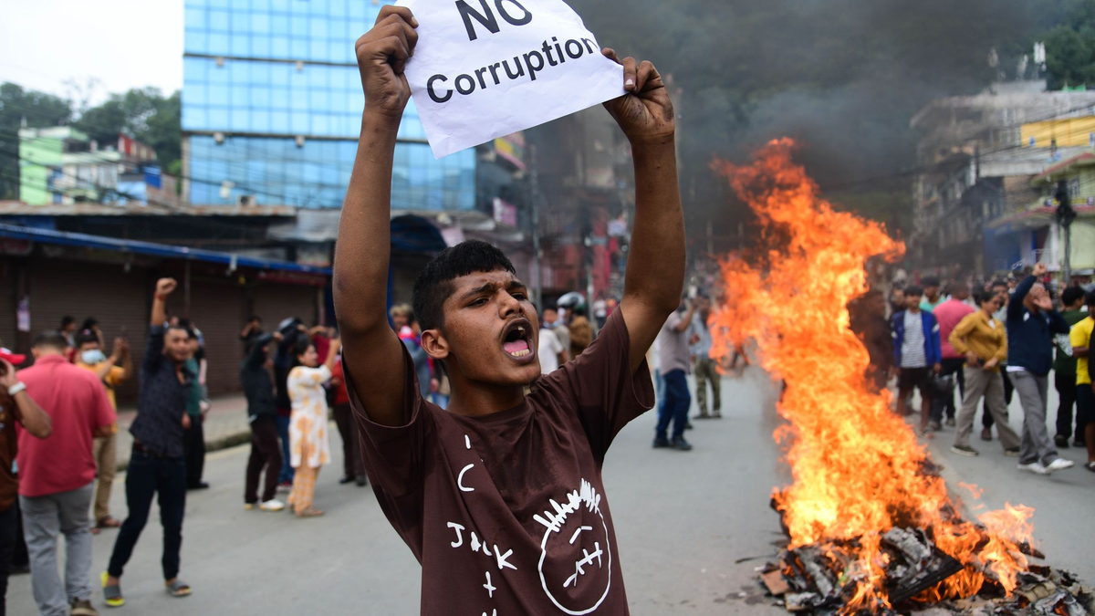Ein Demonstrant in Nepal hält ein Blatt mit der Forderung nach einem Ende der Korruption hoch.  - Foto: Safal Prakash Shrestha/ZUMA Press Wire/dpa