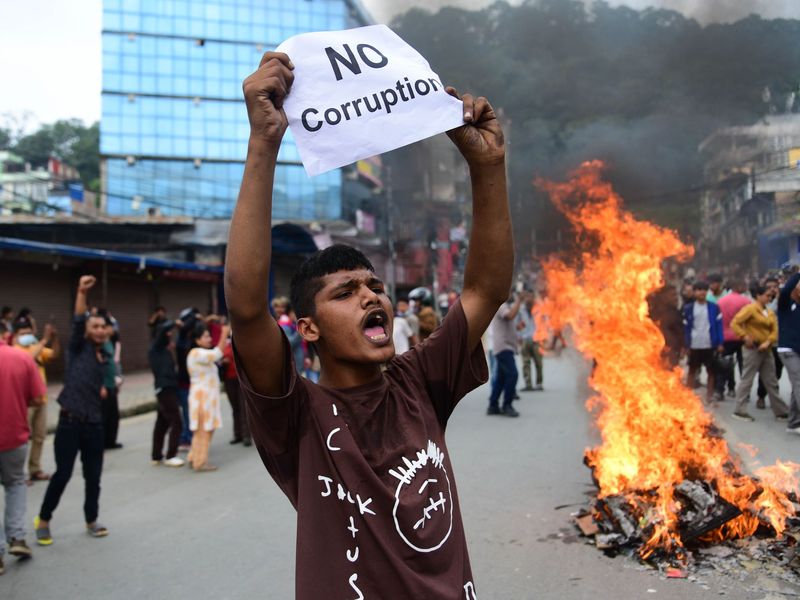 Ein Demonstrant in Nepal hält ein Blatt mit der Forderung nach einem Ende der Korruption hoch.  - Foto: Safal Prakash Shrestha/ZUMA Press Wire/dpa