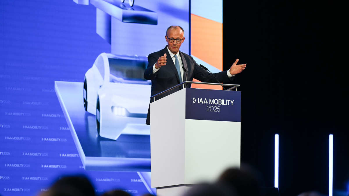 Schon vor der offiziellen Eröffnung protestierte Attac mit einem «Autosaurus» am Münchner Messegelände. - Foto: Sven Hoppe/dpa