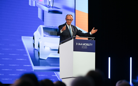 Schon vor der offiziellen Eröffnung protestierte Attac mit einem «Autosaurus» am Münchner Messegelände. - Foto: Sven Hoppe/dpa