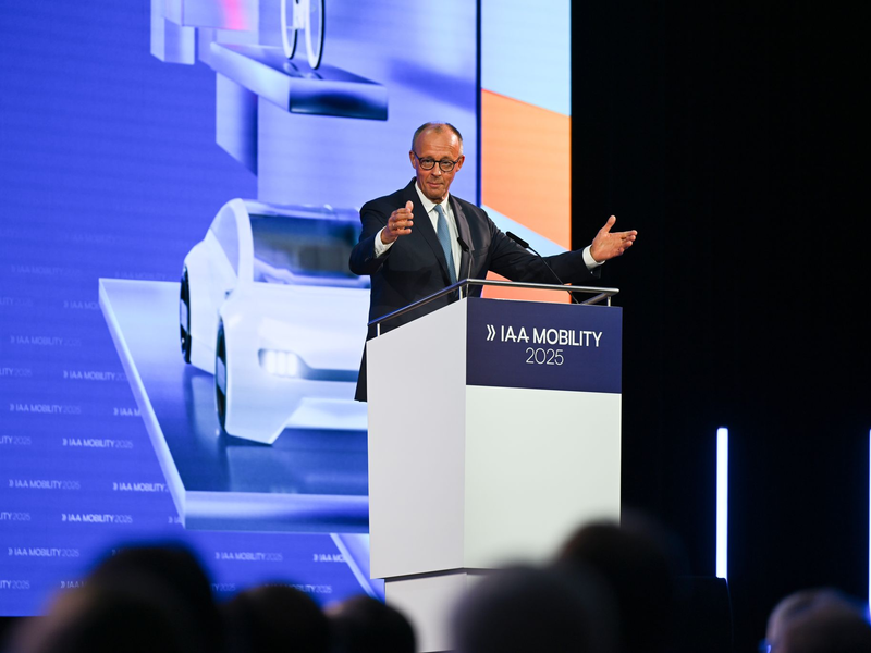Schon vor der offiziellen Eröffnung protestierte Attac mit einem «Autosaurus» am Münchner Messegelände. - Foto: Sven Hoppe/dpa