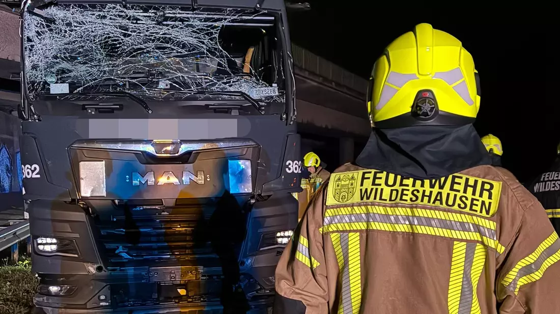 FW-OLL: Unfall auf der A1: Feuerwehr Wildeshausen stoppt massiven Kraftstoffaustritt - Bild: presseportal.de