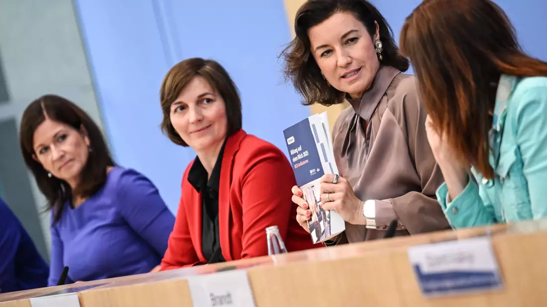 Bundesforschungsministerin Dorothee Bär (CSU) bei der Präsentation der Ergebnisse. - Bild: Britta Pedersen/dpa