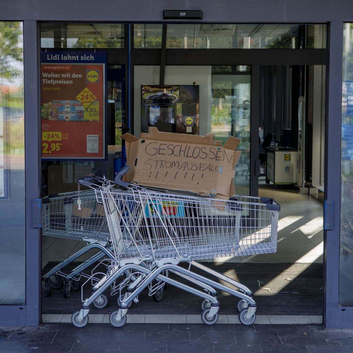 Der Stromausfall führte auch zu geschlossenen Geschäften. - Foto: Julius-Christian Schreiner/dpa
