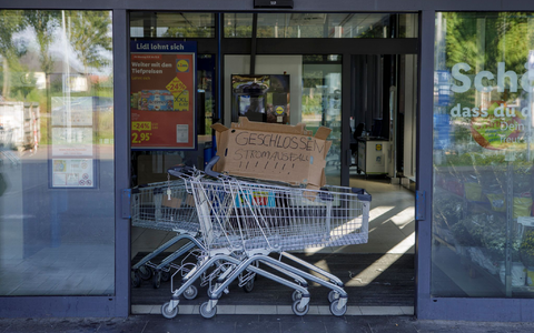 Der Stromausfall führte auch zu geschlossenen Geschäften. - Foto: Julius-Christian Schreiner/dpa