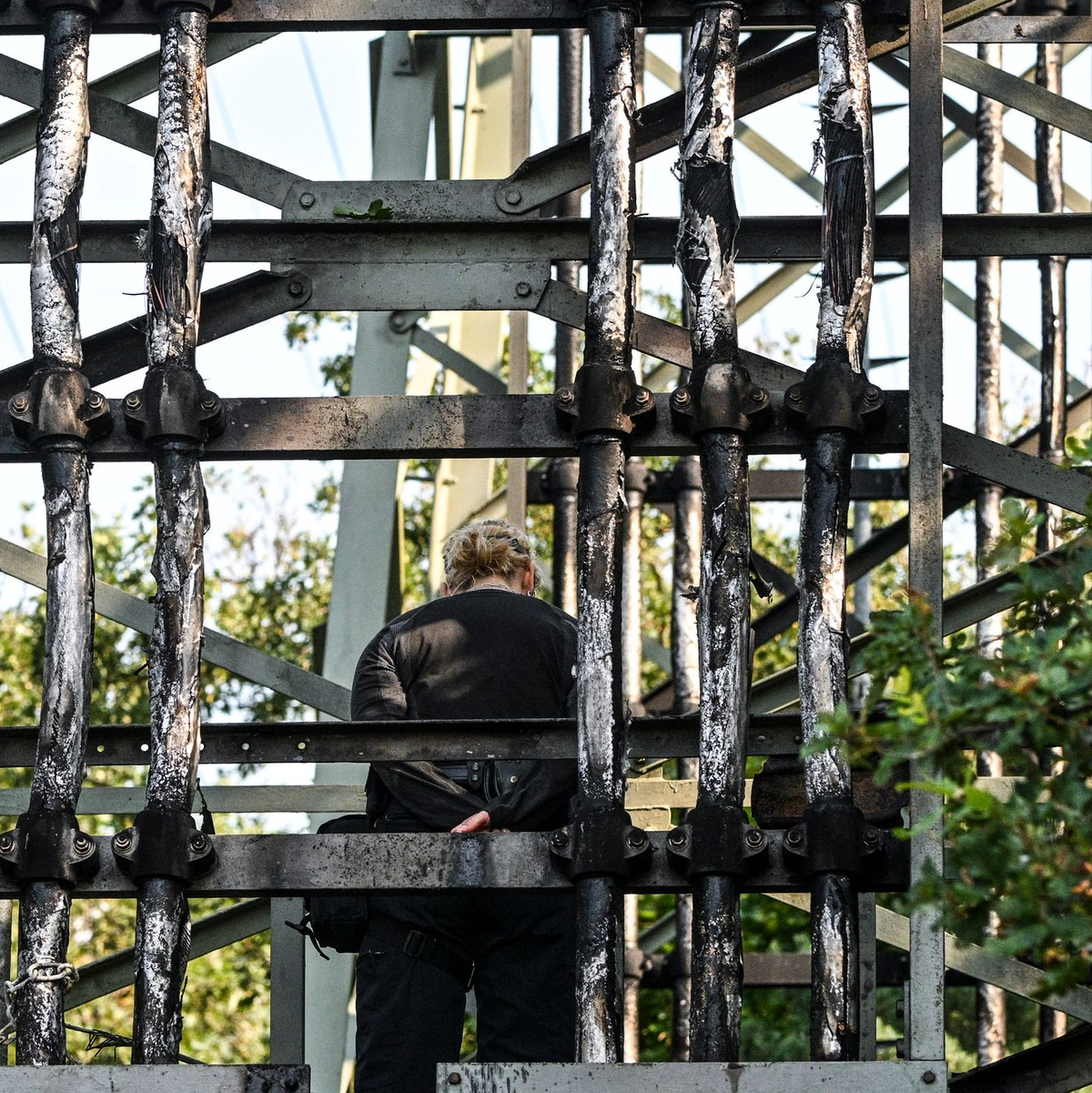 Nach einem Brandanschlag und einem Stromausfall ermittelt die Polizei.  - Foto: Jens Kalaene/dpa