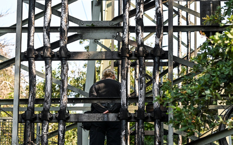 Nach einem Brandanschlag und einem Stromausfall ermittelt die Polizei.  - Foto: Jens Kalaene/dpa