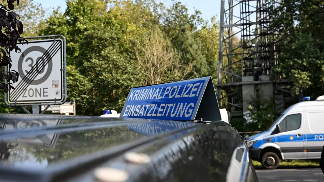 Die Polizei musste den Verkehr regeln. - Bild: Jens Kalaene/dpa