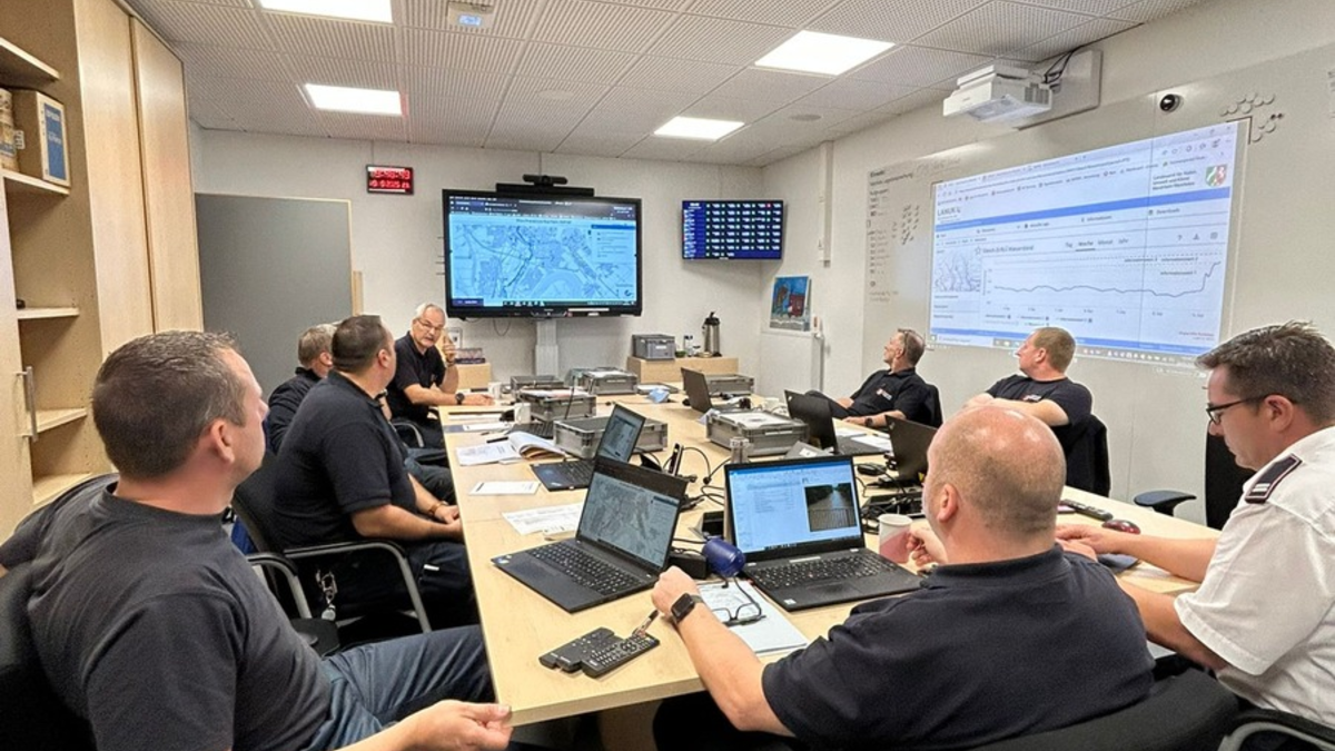 FW Grevenbroich: Hochwasserwarnung für Grevenbroich nach Starkregenlage über NRW - Feuerwehr überwacht und koordiniert Gefahrenlage kontinuierlich im Führungsstab - Foto: presseportal.de