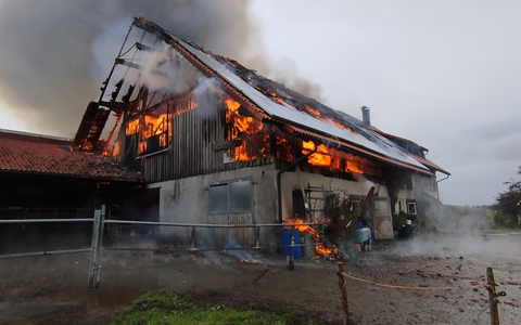 LRA-Ravensburg: Landwirtschaftliches Anwesen im Vollbrand 50 Milchkühe, 16 Jungrinder und das Wohnhaus konnten gerettet werden - Foto: presseportal.de
