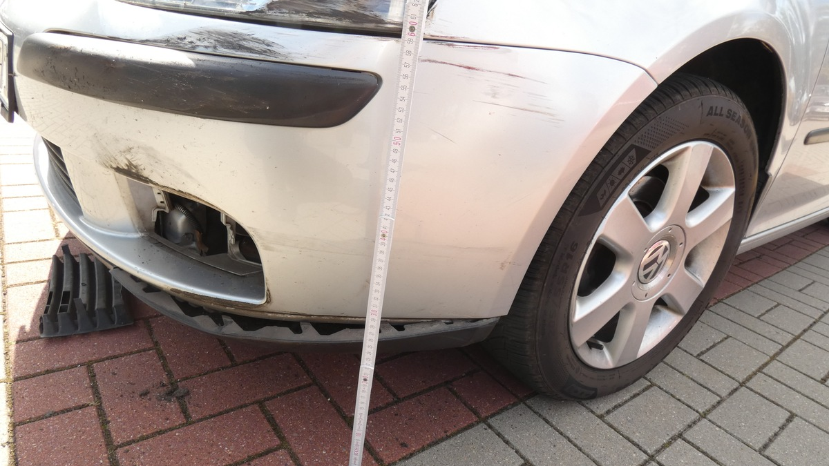 POL-CUX: Verkehrsunfallflucht auf Parkplatz eines Möbelhauses in Lamstedt - Zeugenaufruf (Foto im Anhang) - Foto: presseportal.de