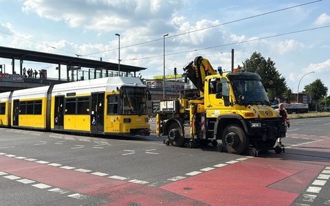 Durch den Stromausfall blieben auch Straßenbahnen liegen. - Foto: Patrick Neumann/dpa