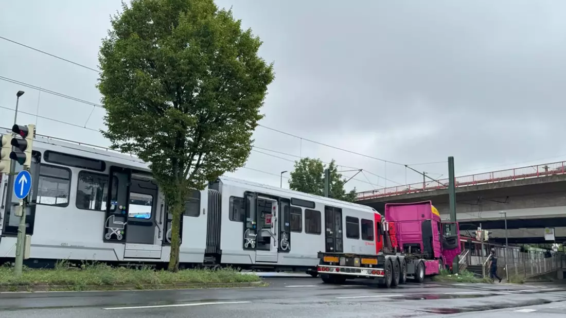 FW-NE: Verkehrsunfall zwischen LKW und Straßenbahn auf der Düsseldorfer Straße | Zwei Personen verletzt - Bild: presseportal.de