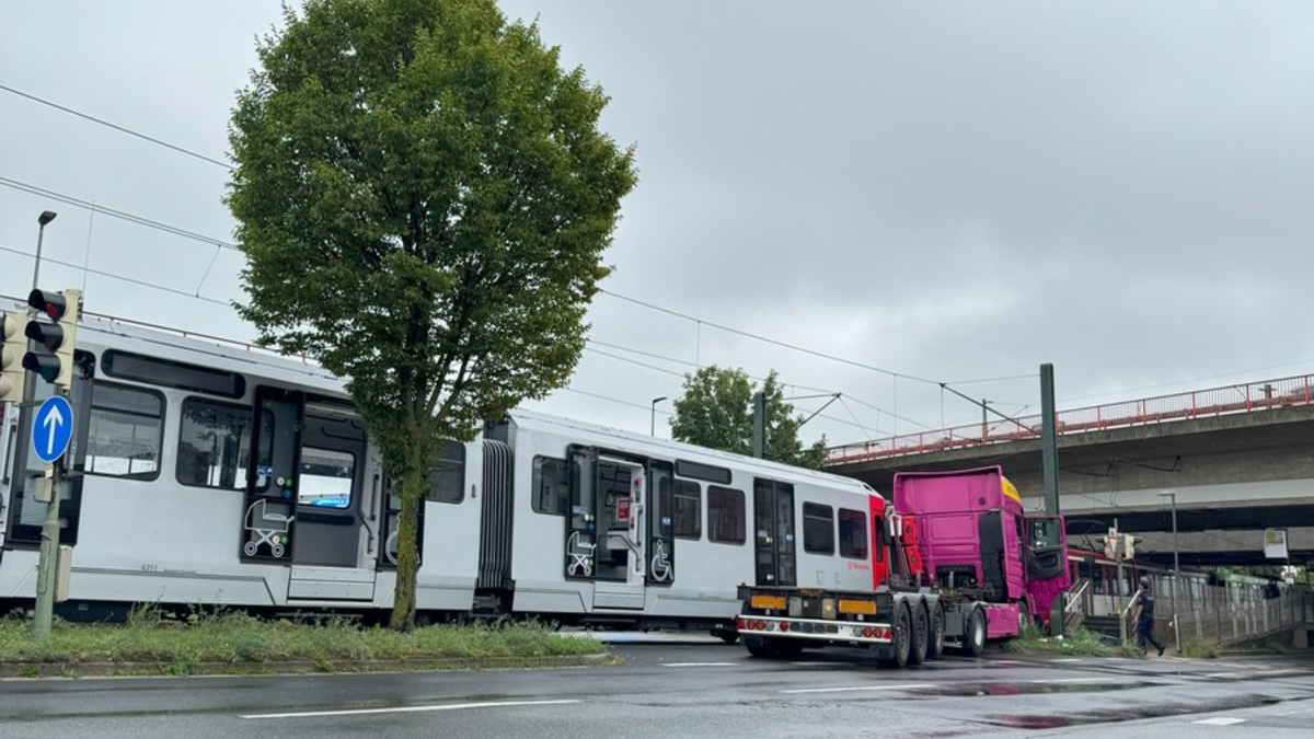 FW-NE: Verkehrsunfall zwischen LKW und Straßenbahn auf der Düsseldorfer Straße | Zwei Personen verletzt - Foto: presseportal.de