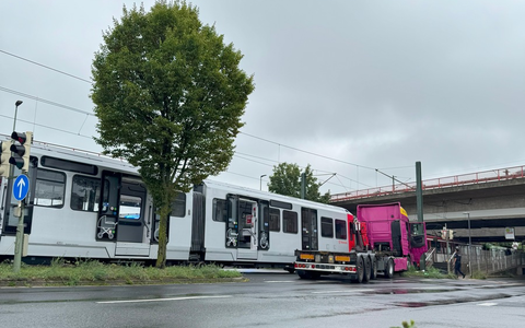 FW-NE: Verkehrsunfall zwischen LKW und Straßenbahn auf der Düsseldorfer Straße | Zwei Personen verletzt - Foto: presseportal.de