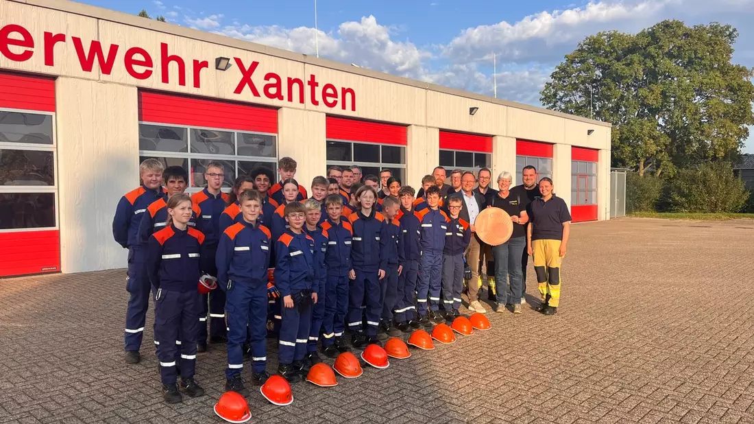 FW Xanten: Mit kleinen Münzen viel bewegen: Jugendfeuerwehr Xanten freut sich über Spende - Bild: presseportal.de