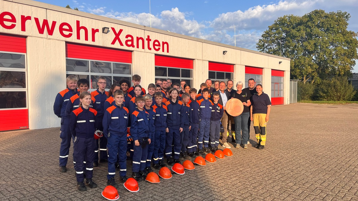 FW Xanten: Mit kleinen Münzen viel bewegen: Jugendfeuerwehr Xanten freut sich über Spende - Foto: presseportal.de