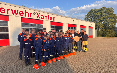 FW Xanten: Mit kleinen Münzen viel bewegen: Jugendfeuerwehr Xanten freut sich über Spende - Foto: presseportal.de