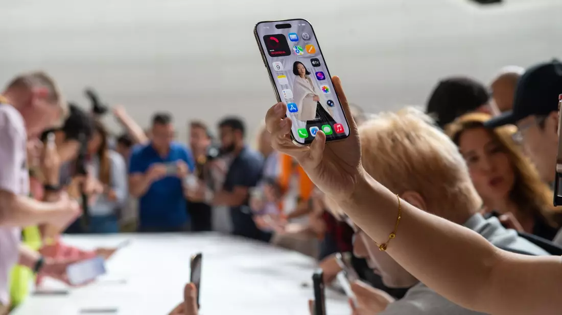 Das iPhone 17 Pro in der neuen Farbe Orange bekam besondere Aufmerksamkeit. - Bild: Andrej Sokolow/dpa