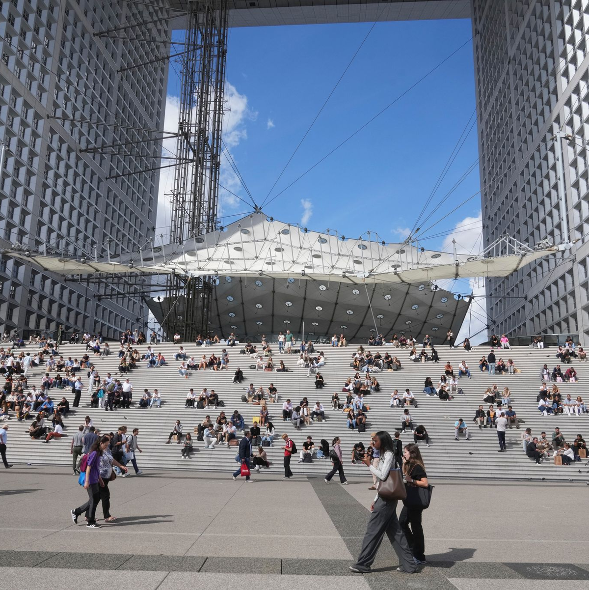 Das hochverschuldete Frankreich braucht einen Sparhaushalt. - Foto: Michel Euler/AP/dpa