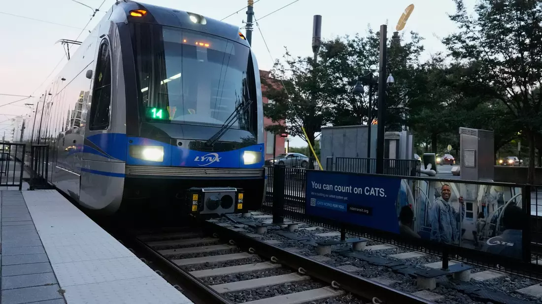 In einer Stadtbahn in den USA kam es zu einem tödlichen Angriff auf eine junge Frau. - Bild: Erik Verduzco/AP/dpa