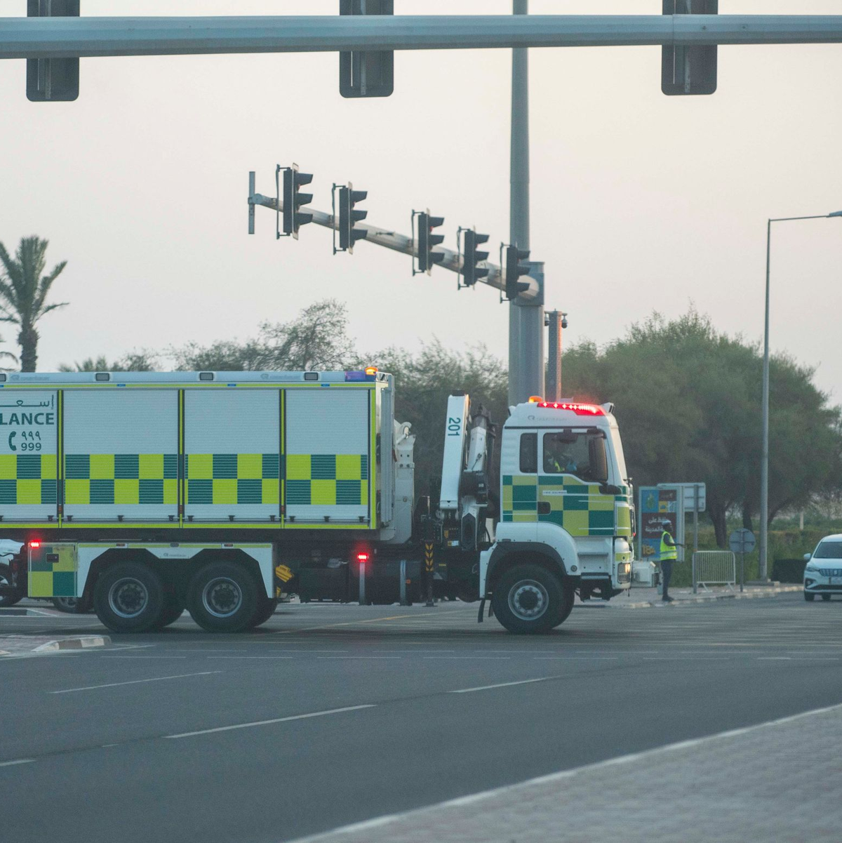 Sicherheitskräfte am Ort des israelischen Angriffs in Doha.  - Foto: Nikku/XinHua/dpa