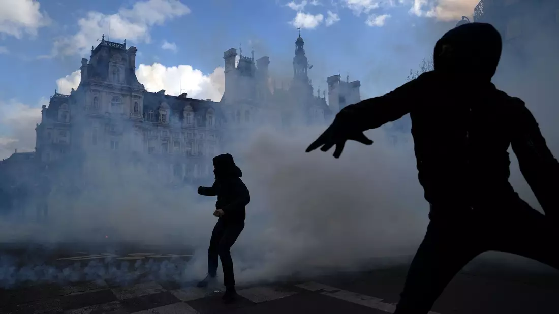 Die Behörden befürchten schon lange ein Chaos und sind in Alarmbereitschaft. (Archivbild) - Bild: Lewis Joly/AP/dpa
