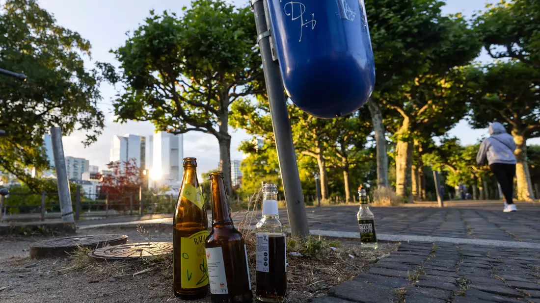 Leere Bier- und Limonadenflaschen gehören in Deutschland zunehmend zum Stadtbild. (Archivbild)  - Bild: Hannes P. Albert/dpa