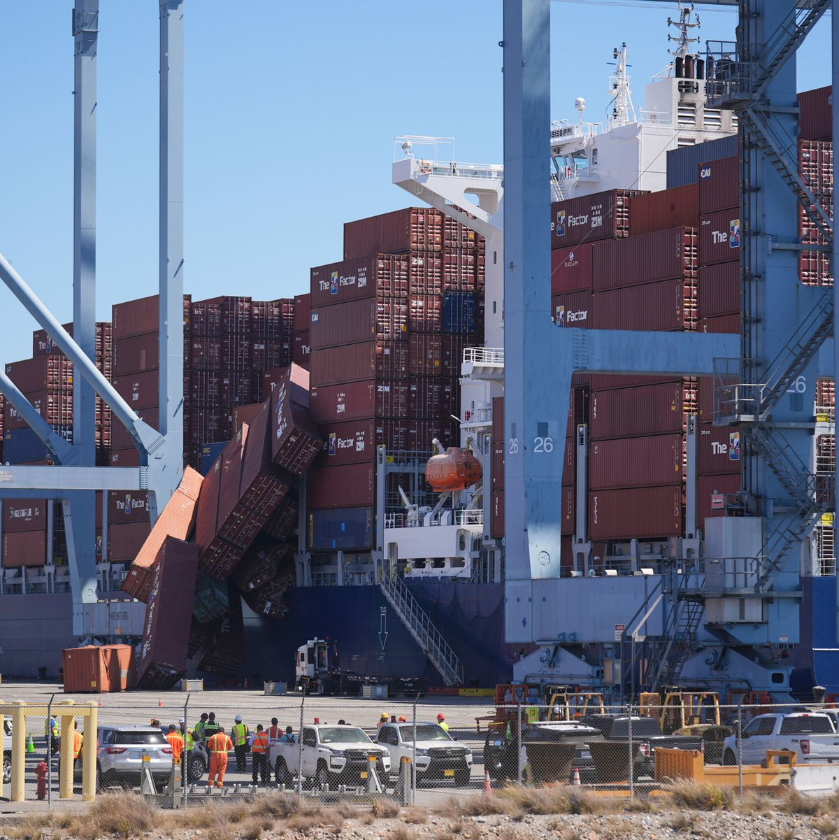 Fast 70 Container stürzten ins Wasser. - Foto: Damian Dovarganes/AP/dpa