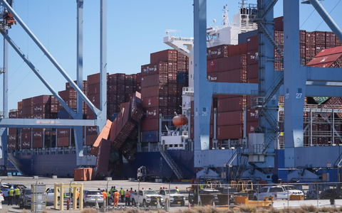 Fast 70 Container stürzten ins Wasser. - Foto: Damian Dovarganes/AP/dpa