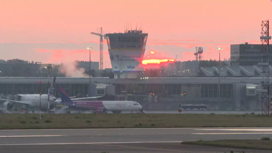 Der Flughafen Warschau-Chopin wurde während der Abschussaktion vorübergehend geschlossen. Mittlerweile läuft der Betrieb wieder.  (Foto aktuell) - Bild: Uncredited/AP/dpa
