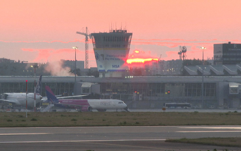 Der Flughafen Warschau-Chopin wurde während der Abschussaktion vorübergehend geschlossen. Mittlerweile läuft der Betrieb wieder.  (Foto aktuell) - Foto: Uncredited/AP/dpa