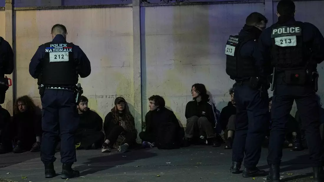 Dutzende Menschen wurden in Paris festgenommen. - Bild: Thibault Camus/AP/dpa