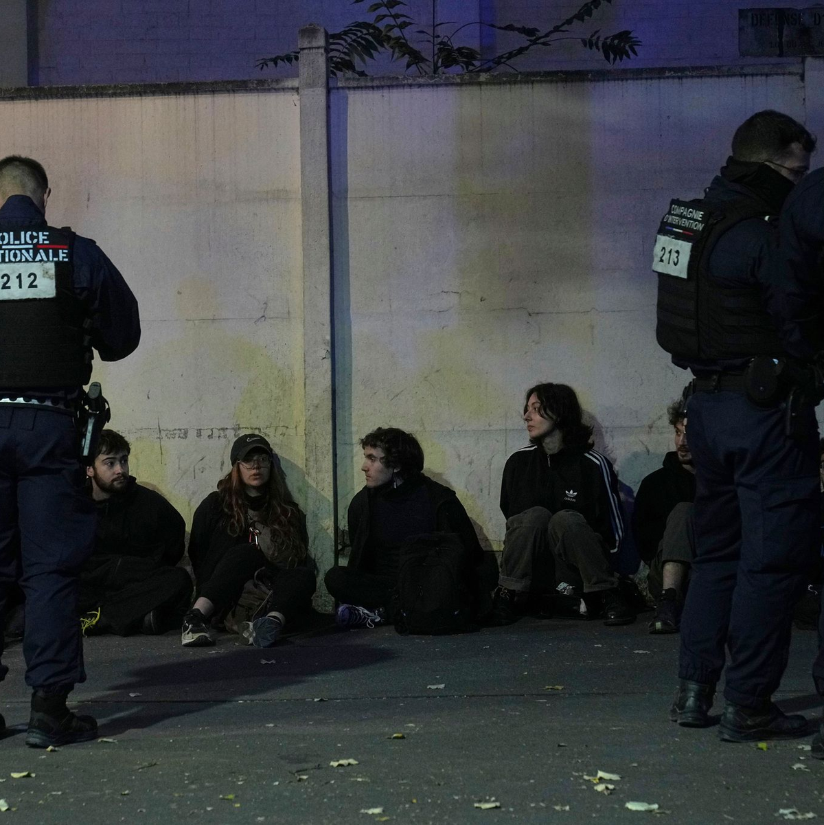 Dutzende Menschen wurden in Paris festgenommen. - Foto: Thibault Camus/AP/dpa