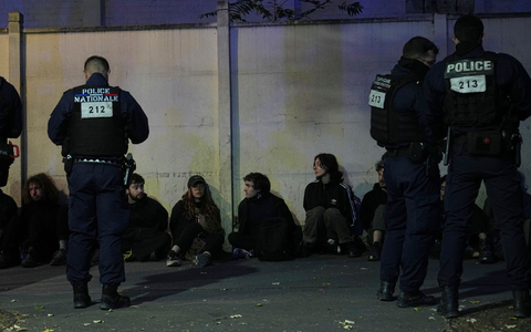 Dutzende Menschen wurden in Paris festgenommen. - Foto: Thibault Camus/AP/dpa