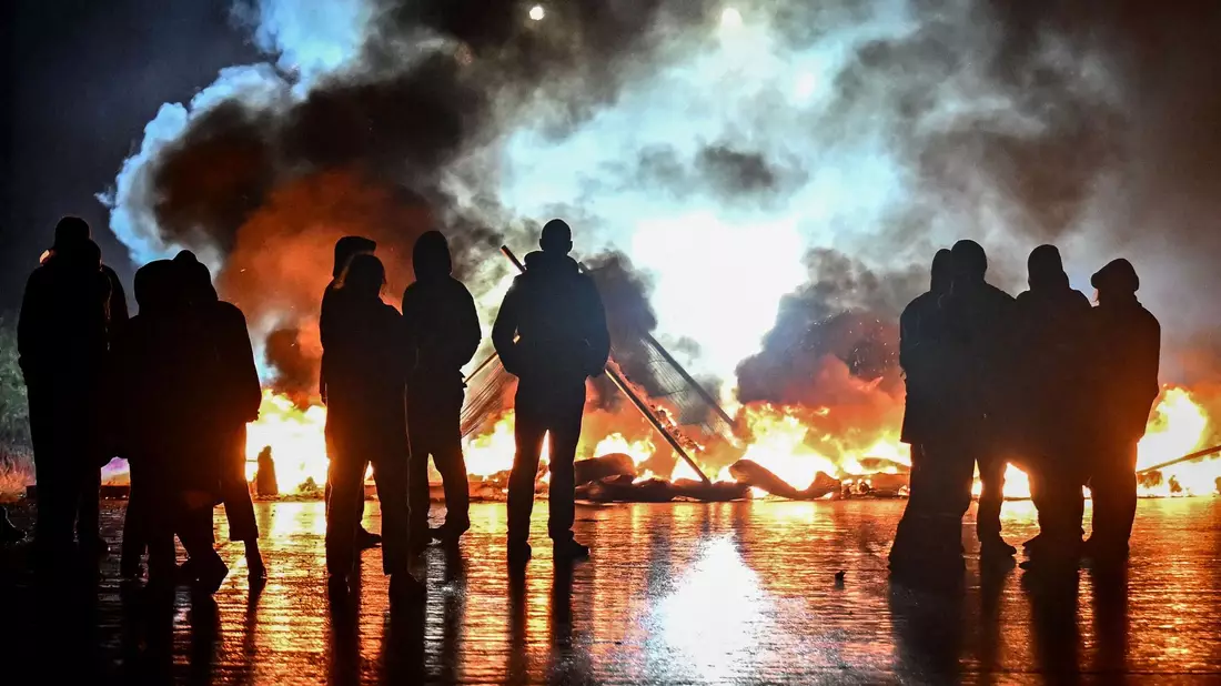 In zahlreichen Städten gibt es Protest. - Bild: Lou Benoist/AFP/dpa
