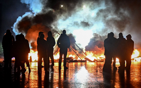 In zahlreichen Städten gibt es Protest. - Foto: Lou Benoist/AFP/dpa