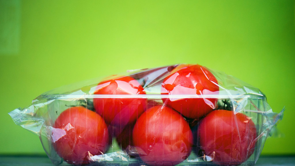 Trotz jahrelanger Nachhaltigkeitsdebatten wird Gemüse häufig noch in Plastikverpackungen verkauft. (Symbolbild) - Foto: picture alliance / dpa