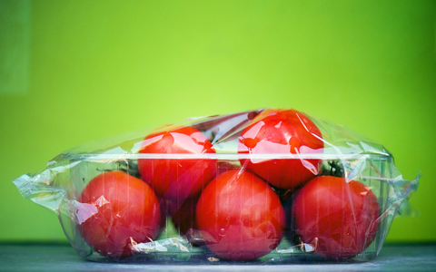 Trotz jahrelanger Nachhaltigkeitsdebatten wird Gemüse häufig noch in Plastikverpackungen verkauft. (Symbolbild) - Foto: picture alliance / dpa