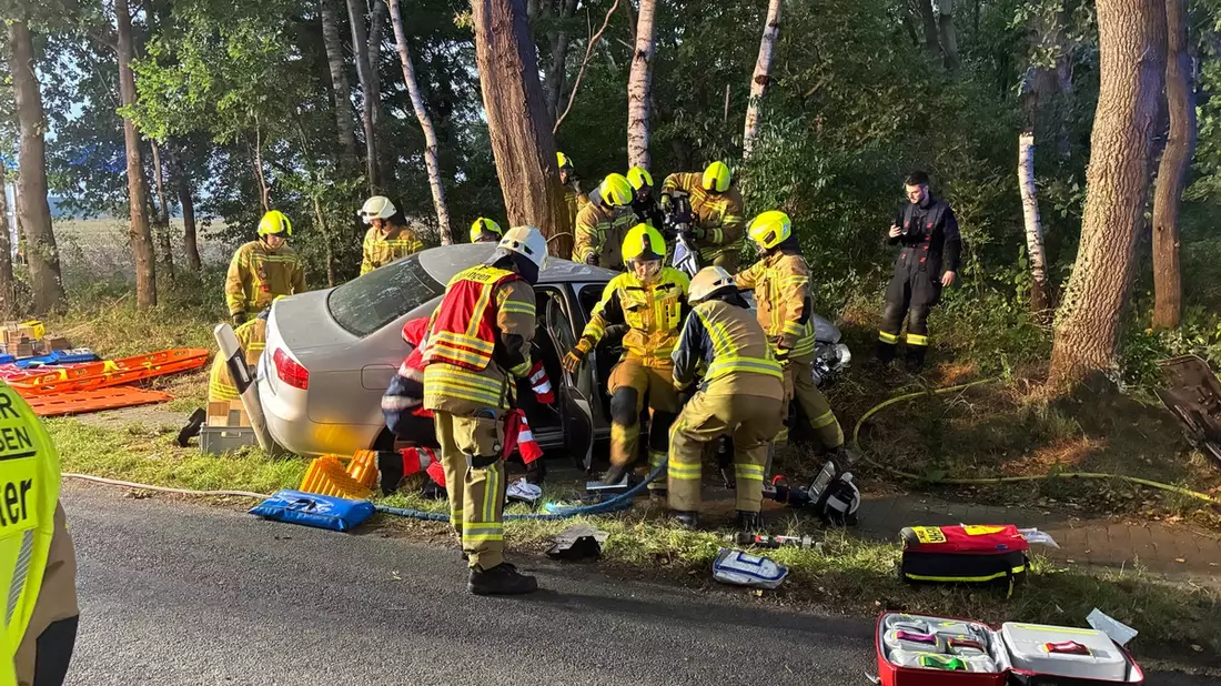 FW-OLL: Handy am Steuer - Übungsszenario mit Frontalcrash und Busunfall stellt Einsatzkräfte auf die Probe - Bild: presseportal.de