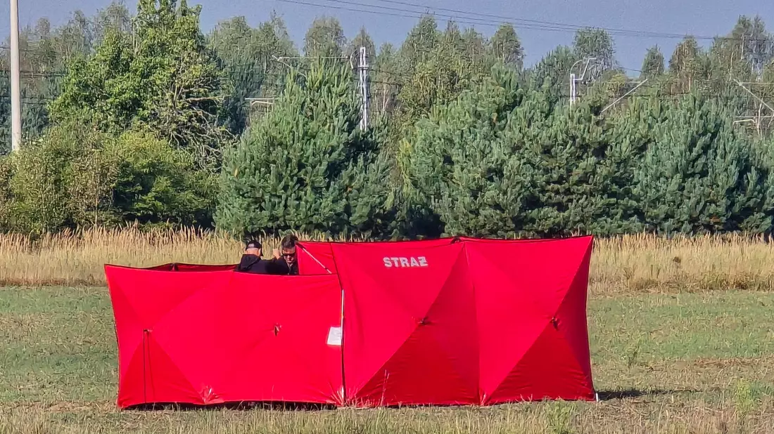 Feuerwehrleute sichern Teile einer abgeschossenen Drohne auf einem Gelände in Czosnowka bei Biala Podlaska. - Bild: Piotr Pyrkosz/AP/dpa