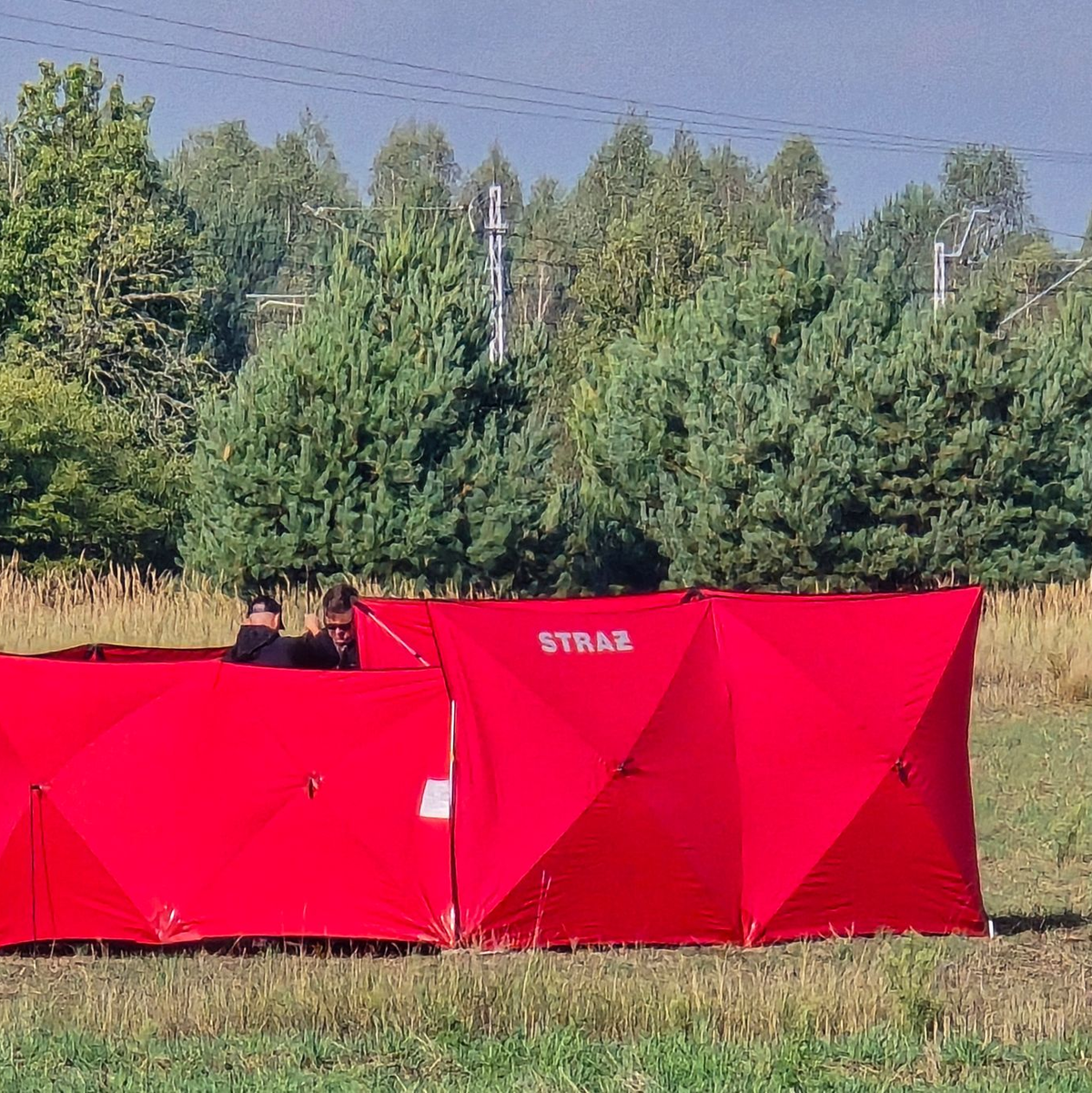 Feuerwehrleute sichern Teile einer abgeschossenen Drohne auf einem Gelände in Czosnowka bei Biala Podlaska. - Foto: Piotr Pyrkosz/AP/dpa